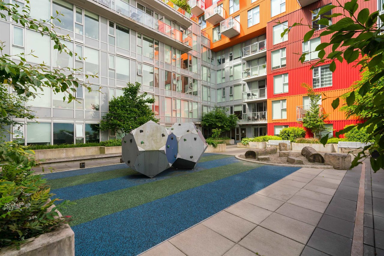 303-933 E Hastings St