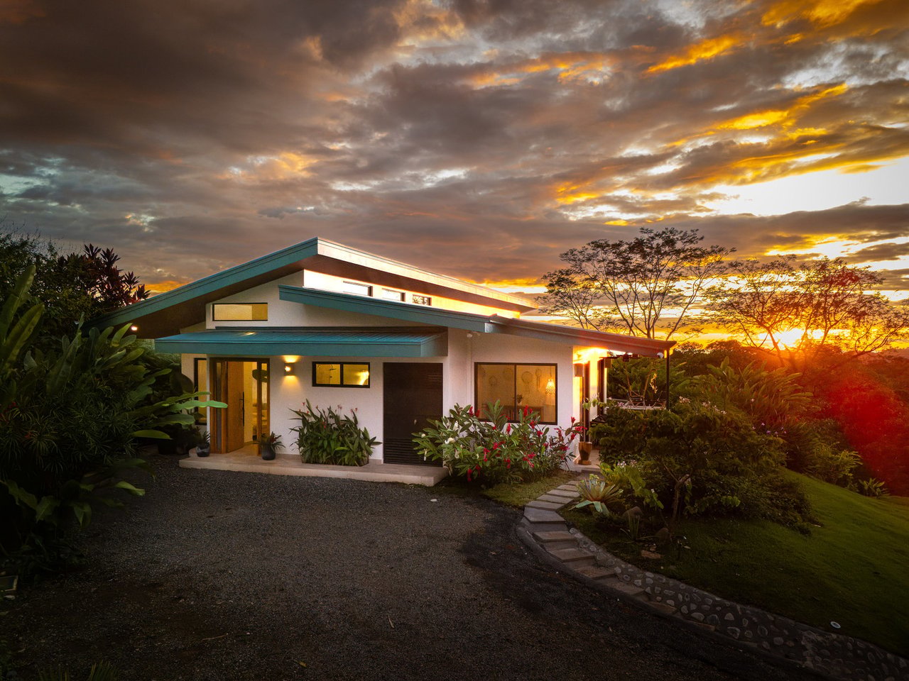 Contemporary Home and Guest House, Ojochal, Puntarenas
