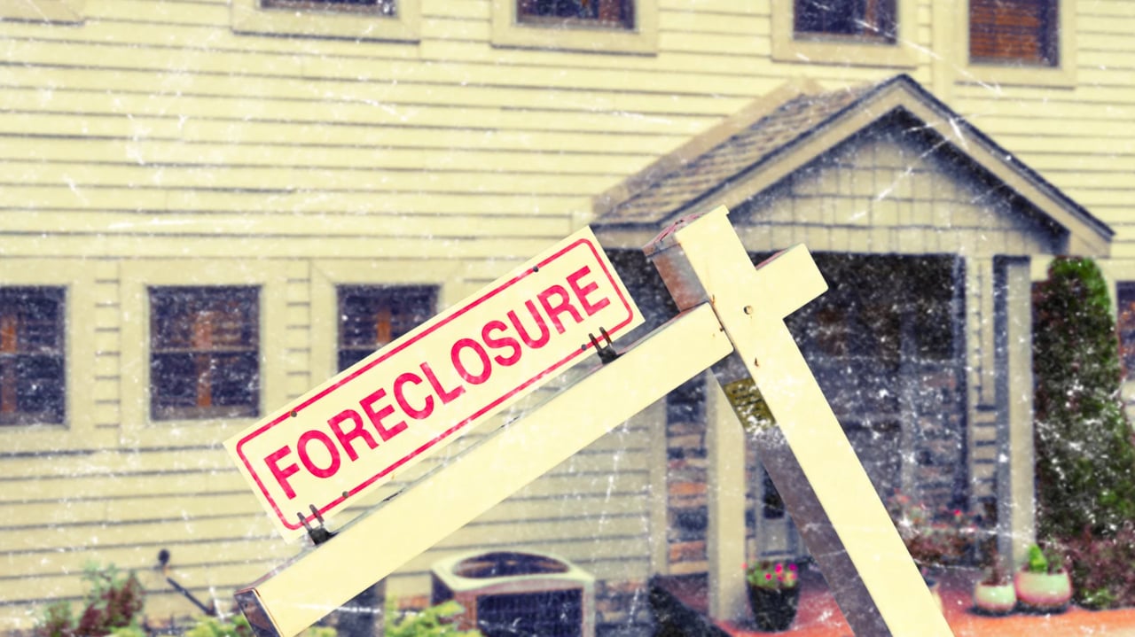 Foreclosures rise in 2026 as early warning signs emerge (VIDEO)