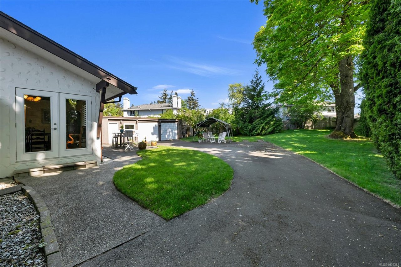 989 Abbey Rd, Saanich