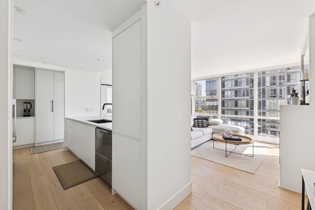 801-1077 Marinaside Cres
