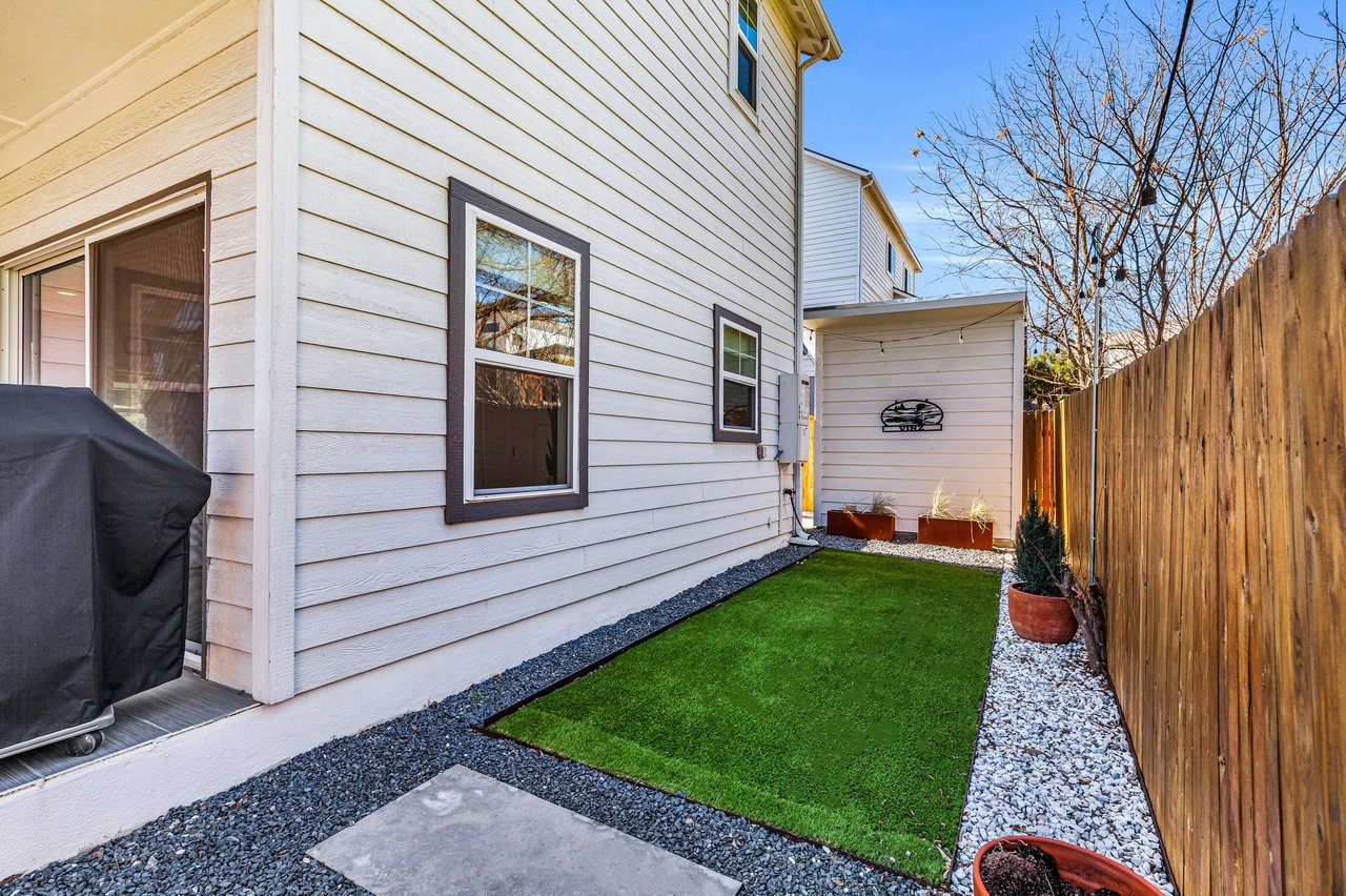 1604 JJ Seabrook #B