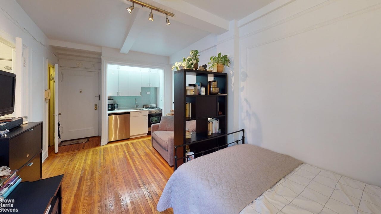 457 W 57TH St, #1001