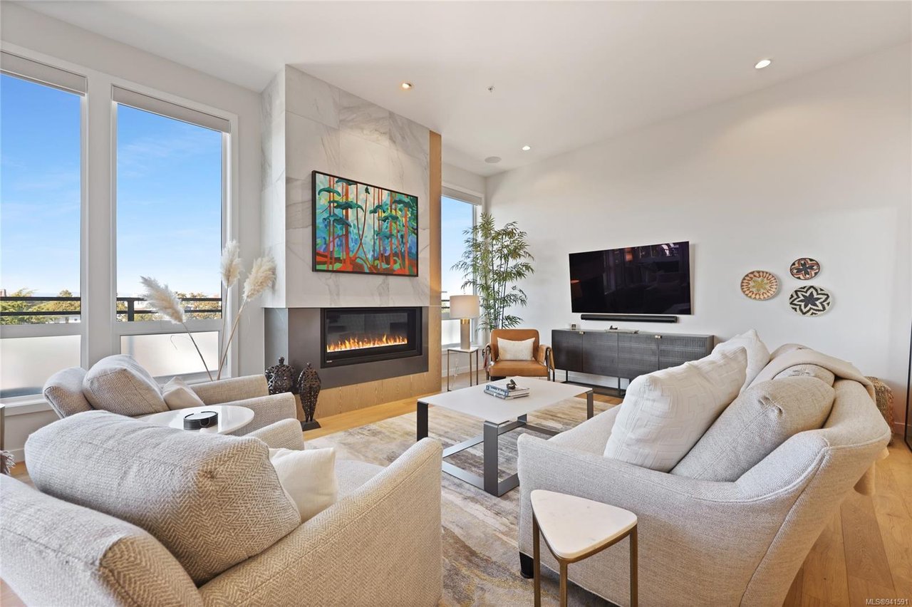 403-1018 Pentrelew Pl