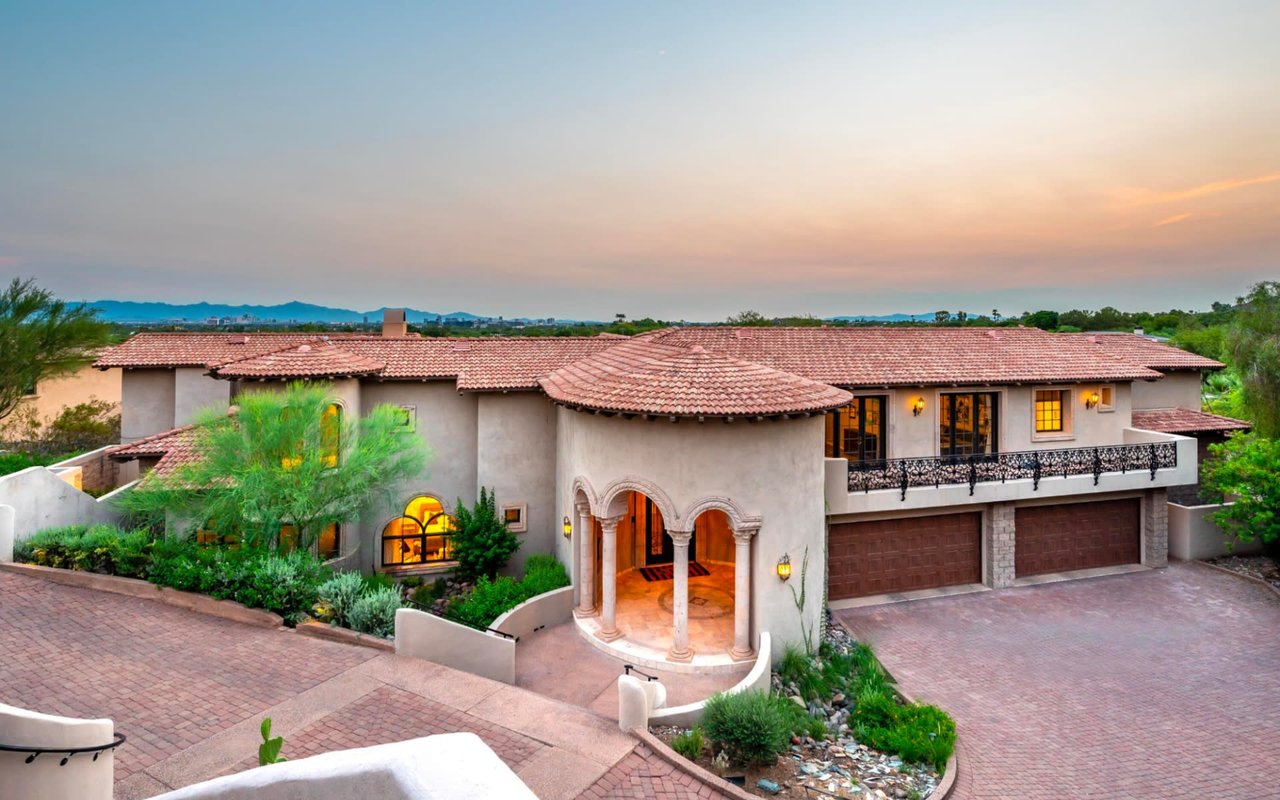 Living the Dream: Life in Paradise Valley's Estates