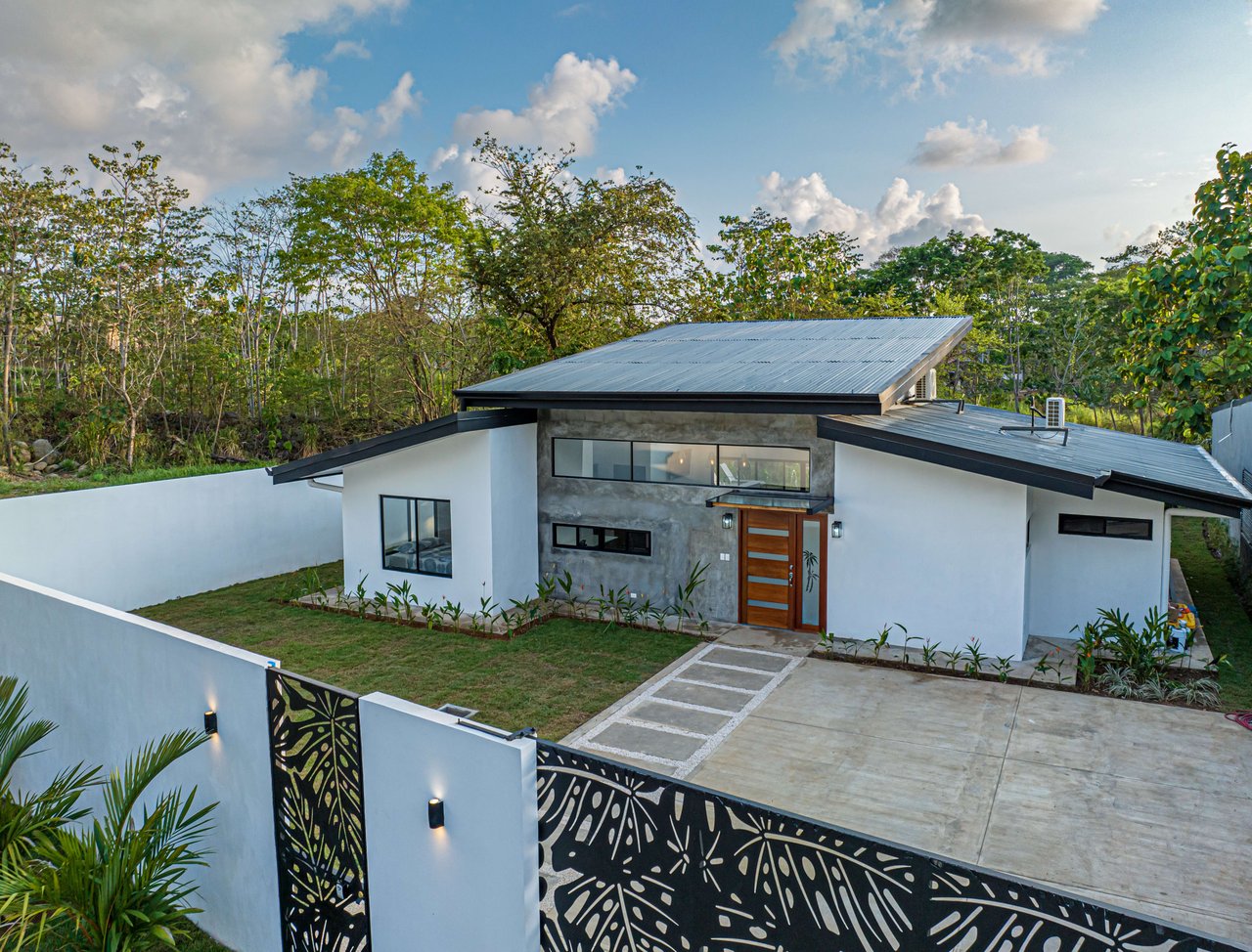 Brand new House in Uvita, 3 Bed, 2Bath. Walk to the Stores