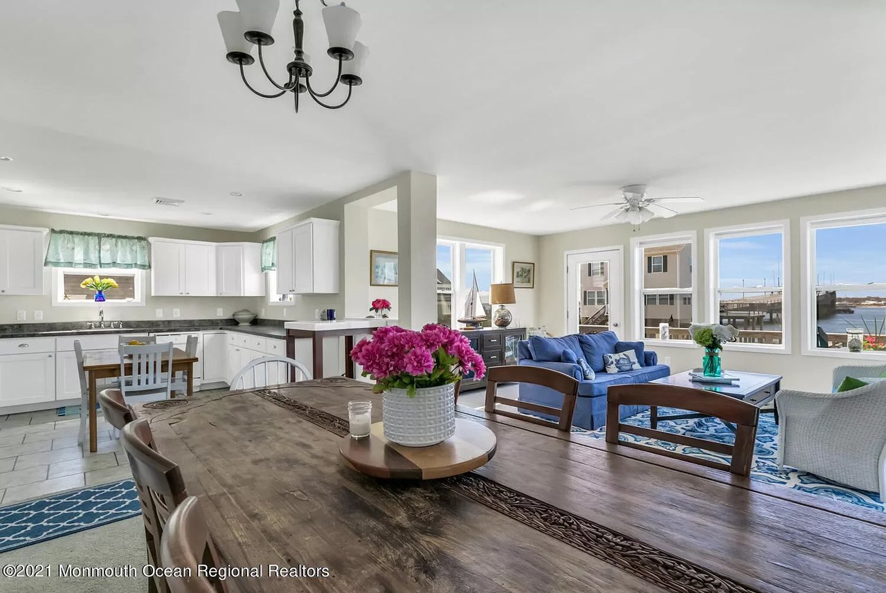 1126 Barnegat Ln