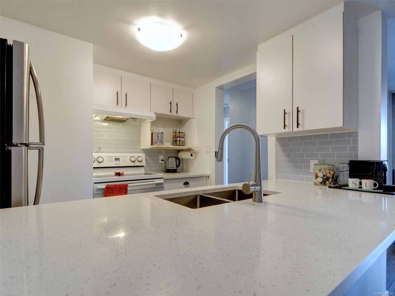 207-873 Esquimalt Rd