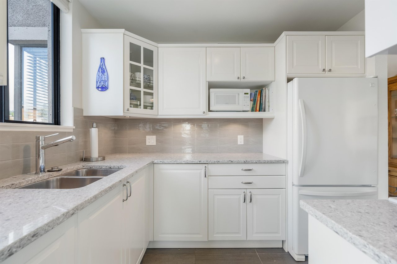 302-555 13th Street, West Vancouver