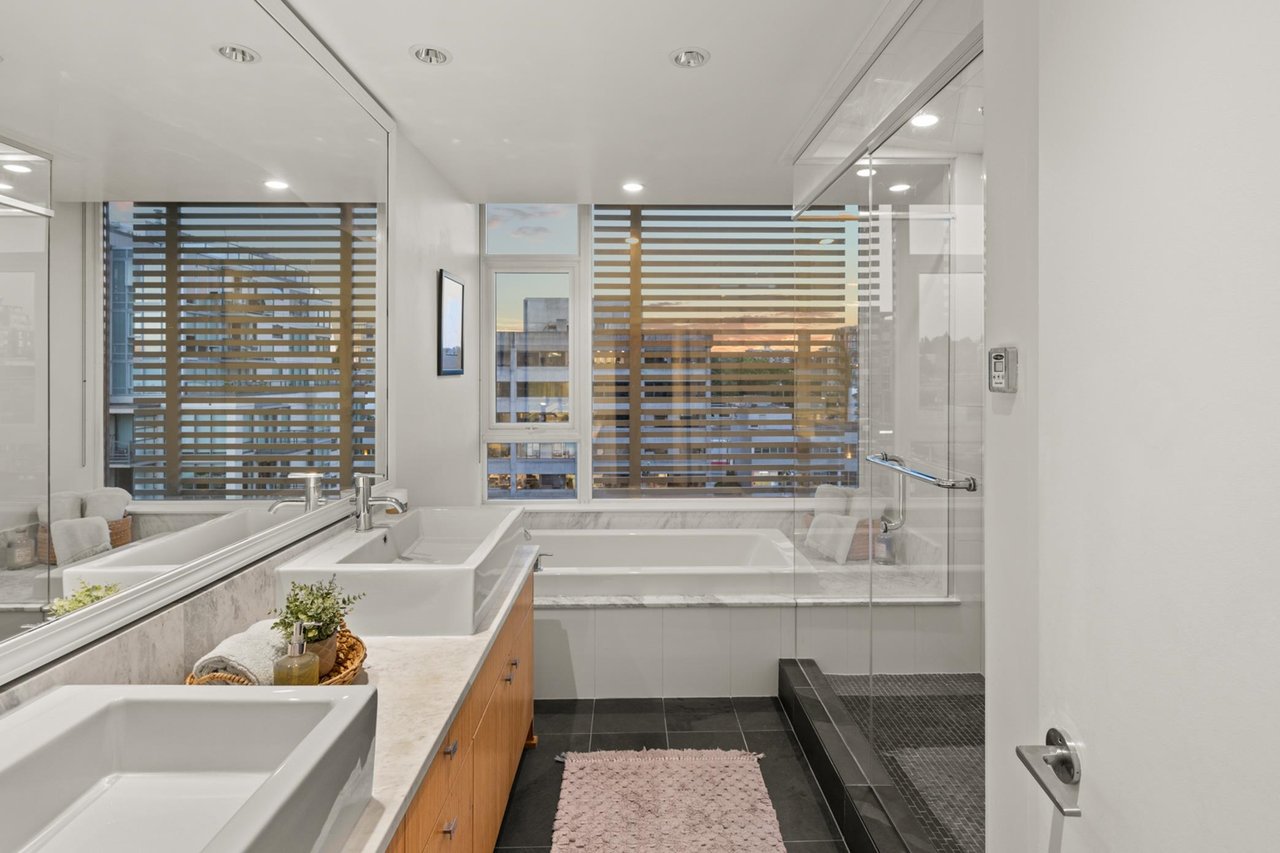 902-1675 W 8th Ave