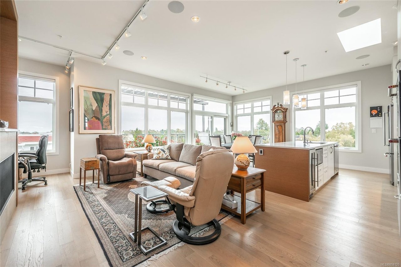 401-1765 Oak Bay Ave