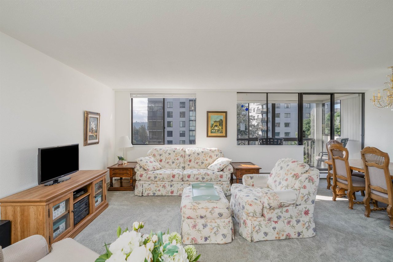 302-555 13th Street, West Vancouver