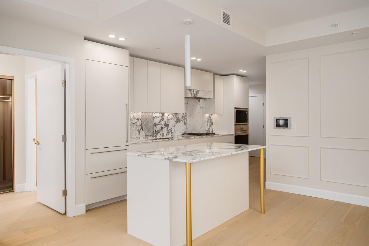 203-3668 W 10th Ave