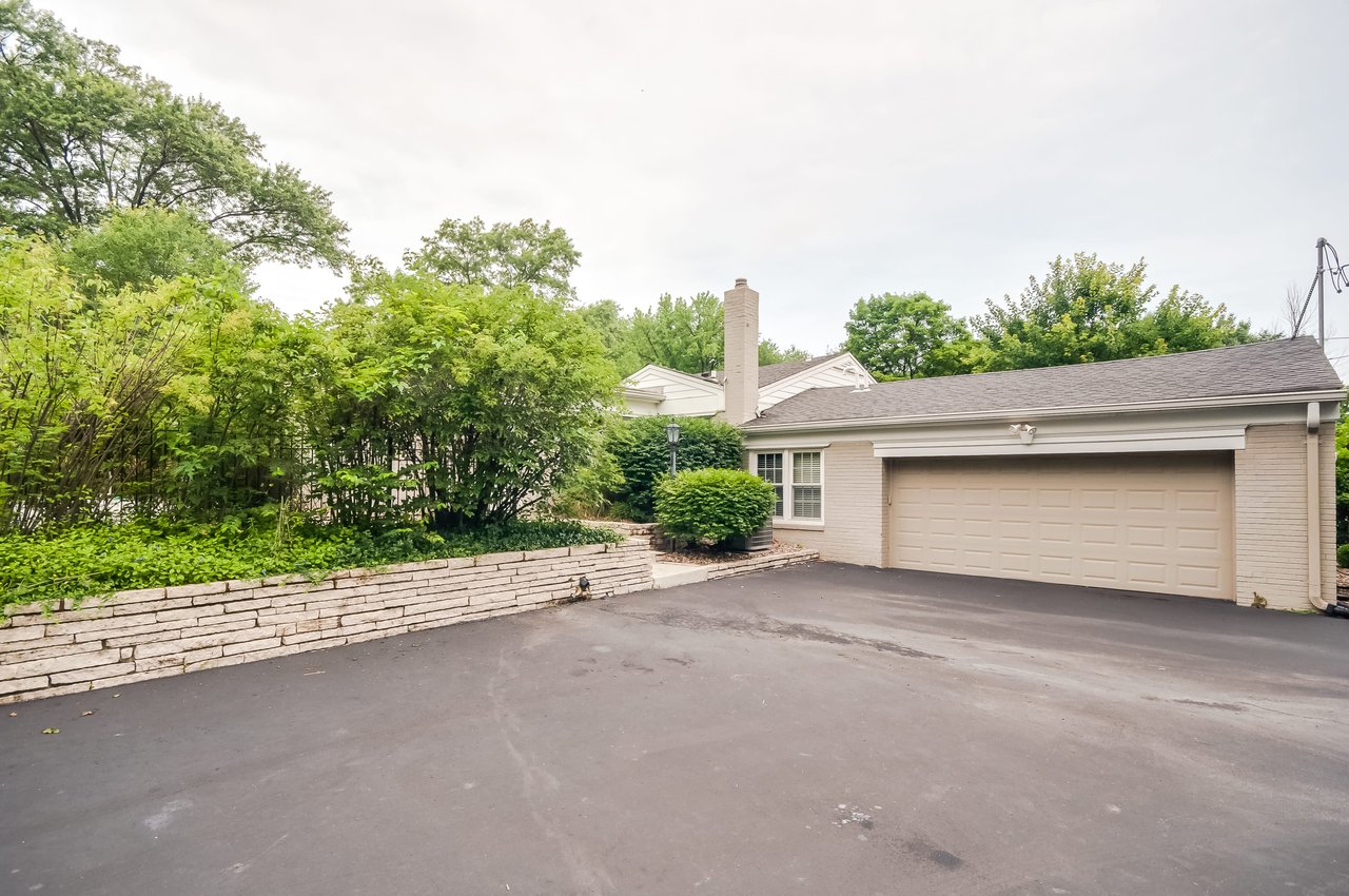 Sophisticated Ladue Ranch With Pool and Carriage House
