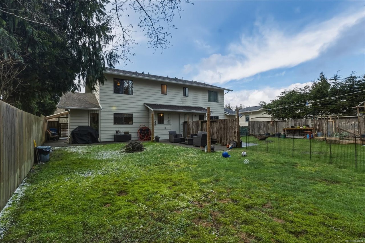 1639 Holly Cres