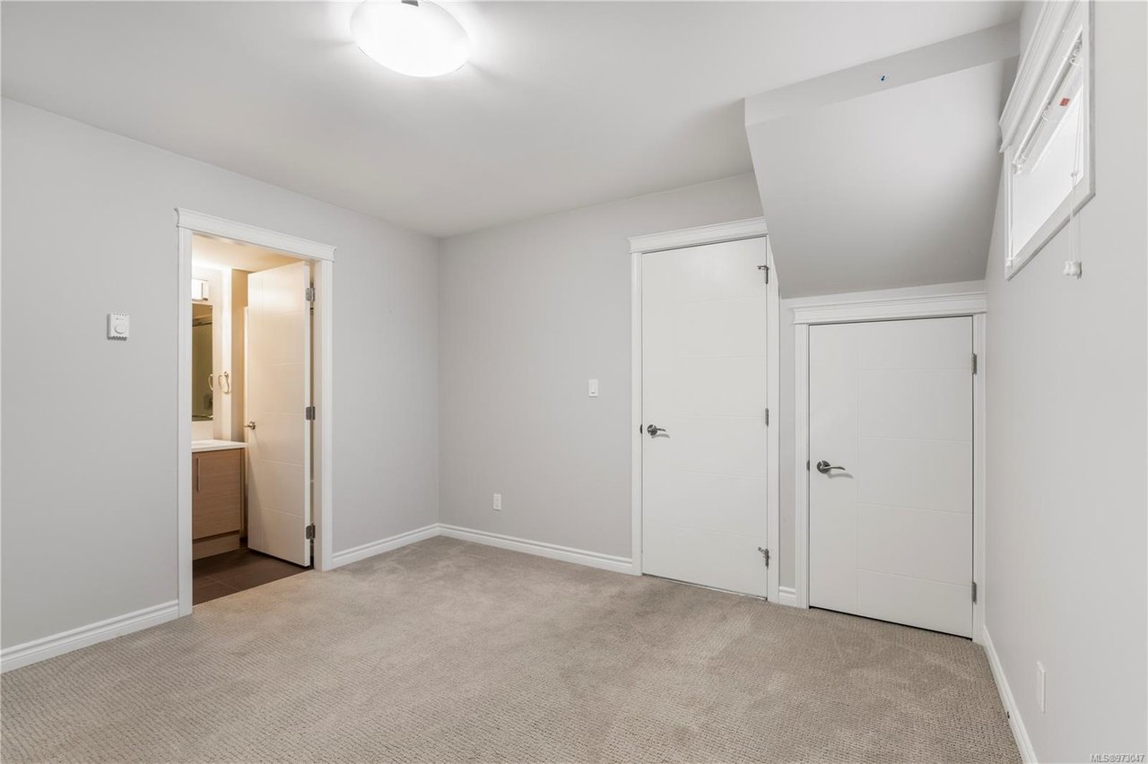 921 Whirlaway Cres