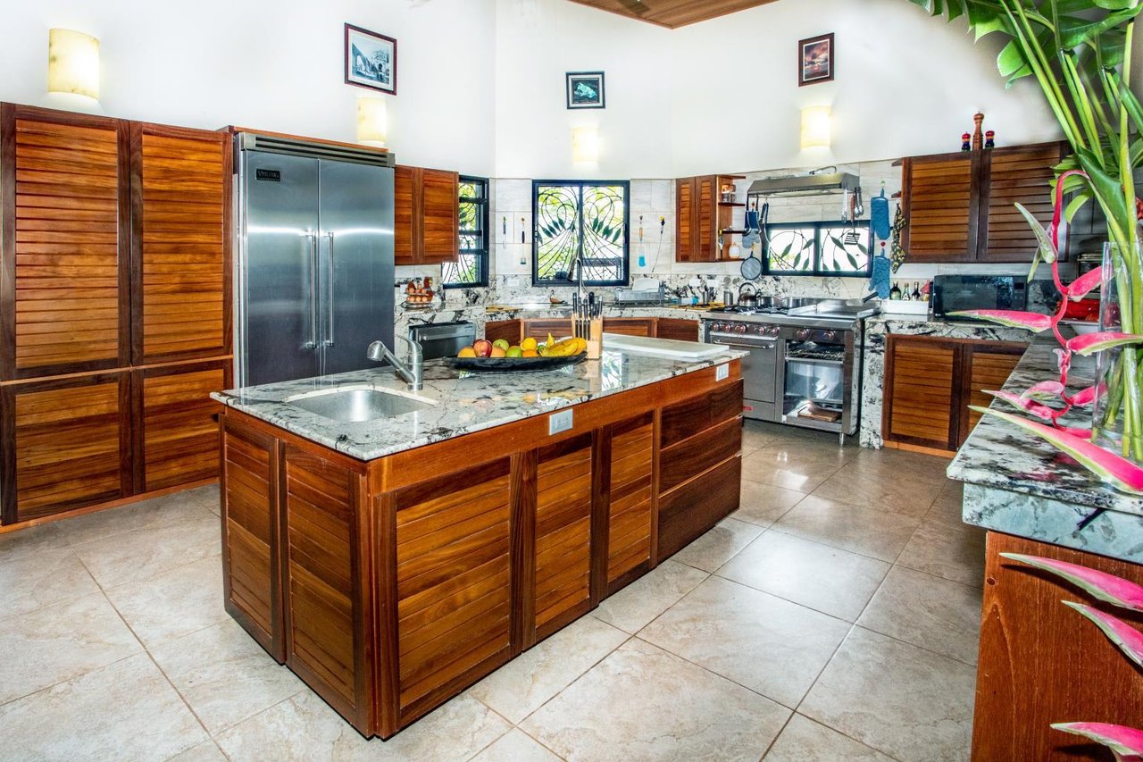 Incredible 7,000 Ft2 Ocean View Home With 200 Acre Reserve!