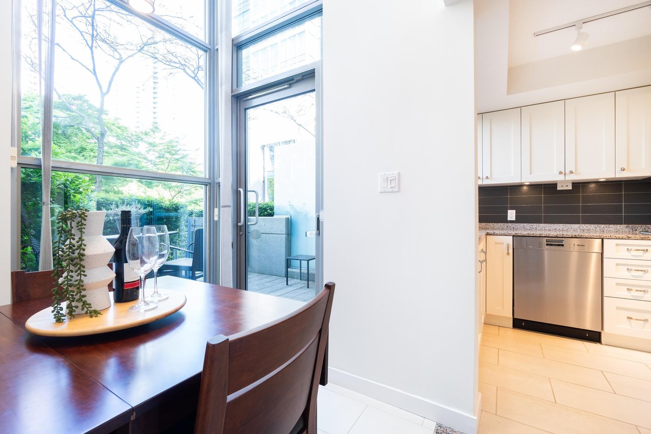 1233 Alberni St