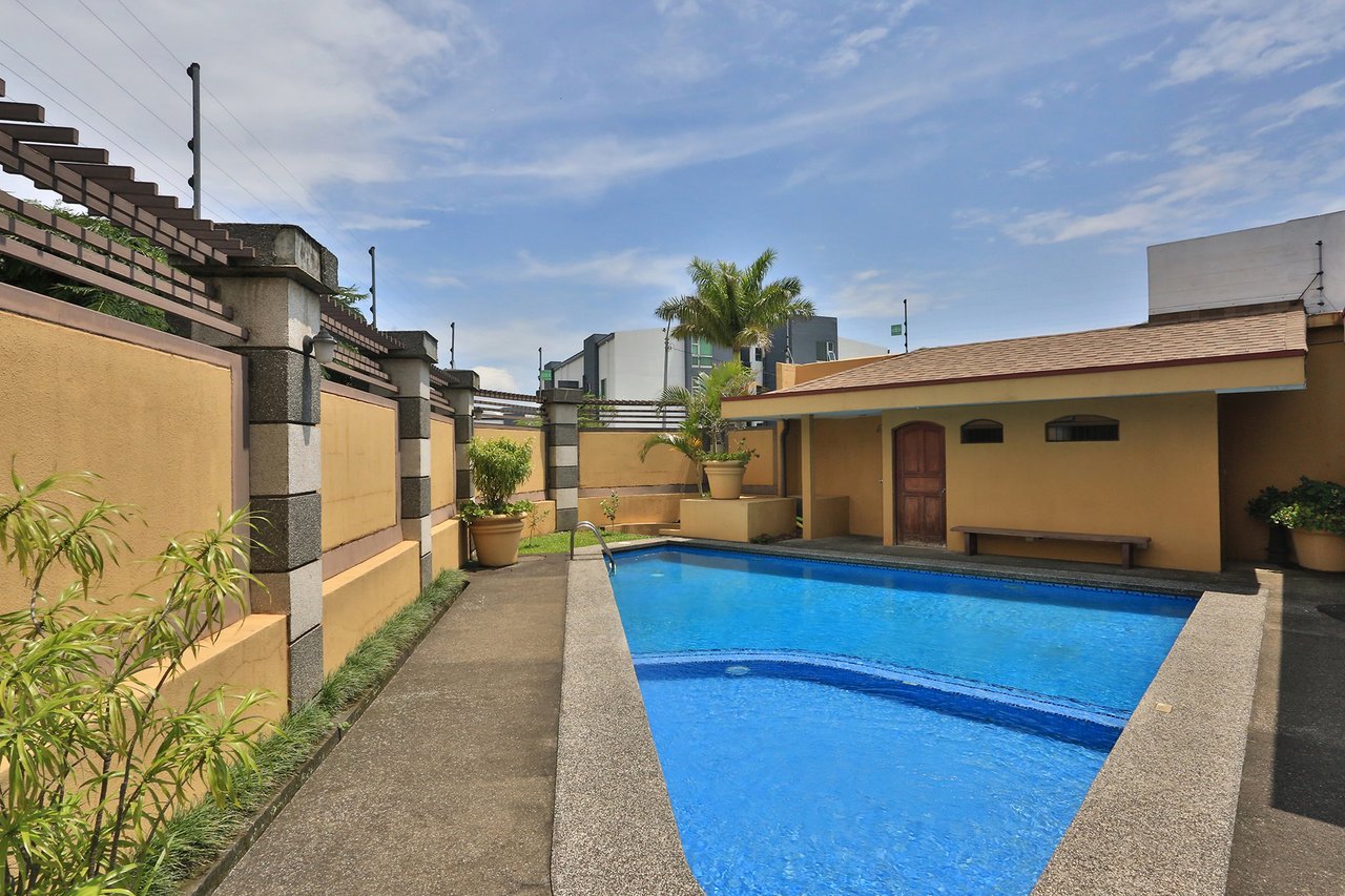 Spacious Terrace Gated Townhome, Heredia