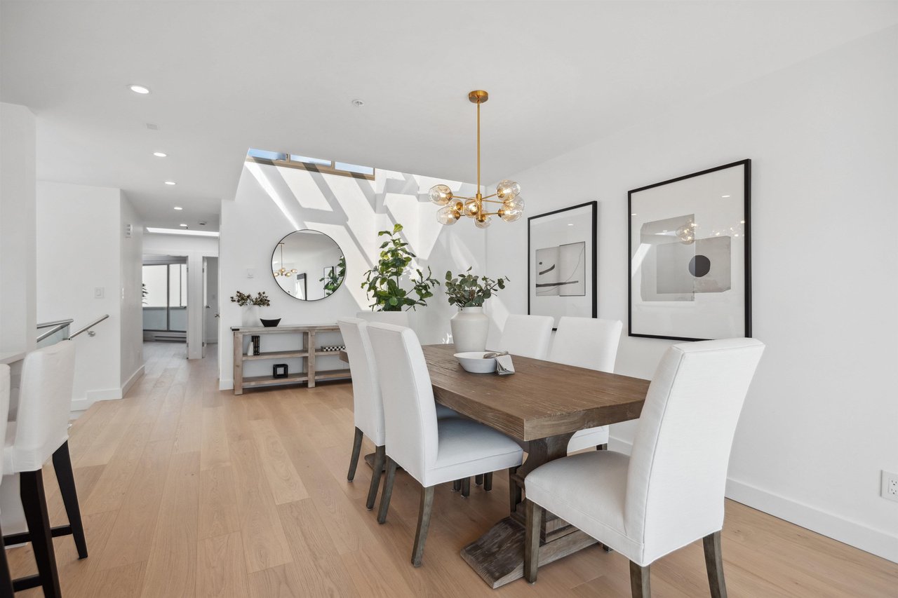 207-2433 Bellevue Ave