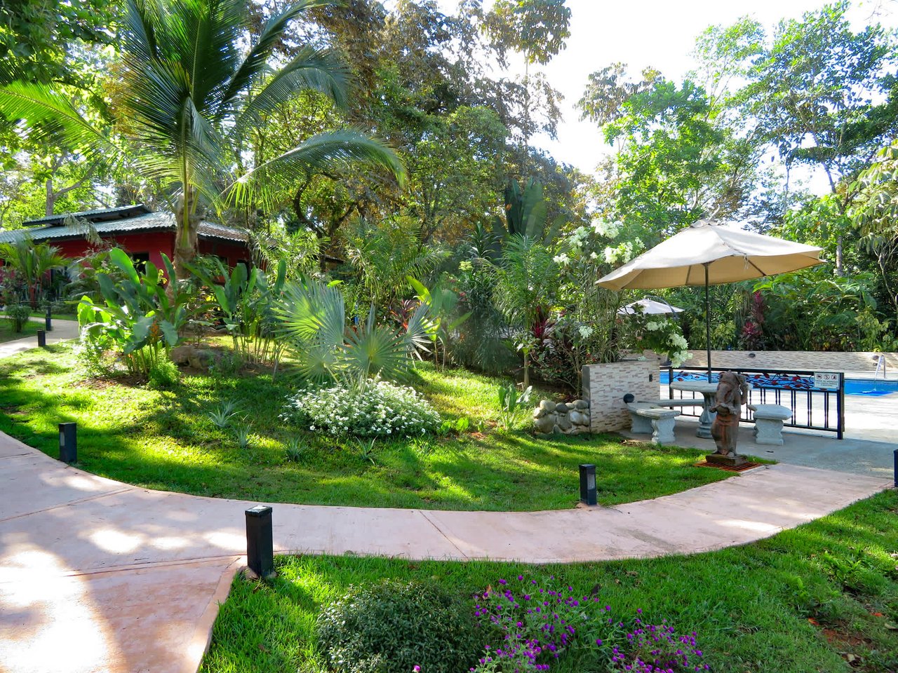 3 Cabins, A restaurant, A 3 Bed House And Multiple Plantels In The Heart Of Ojochal