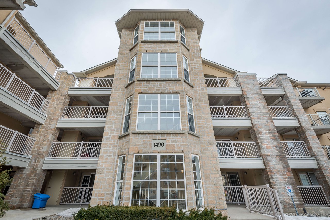 Welcoming 2 bedroom unit in sought after Glen Abbey neighbourhood