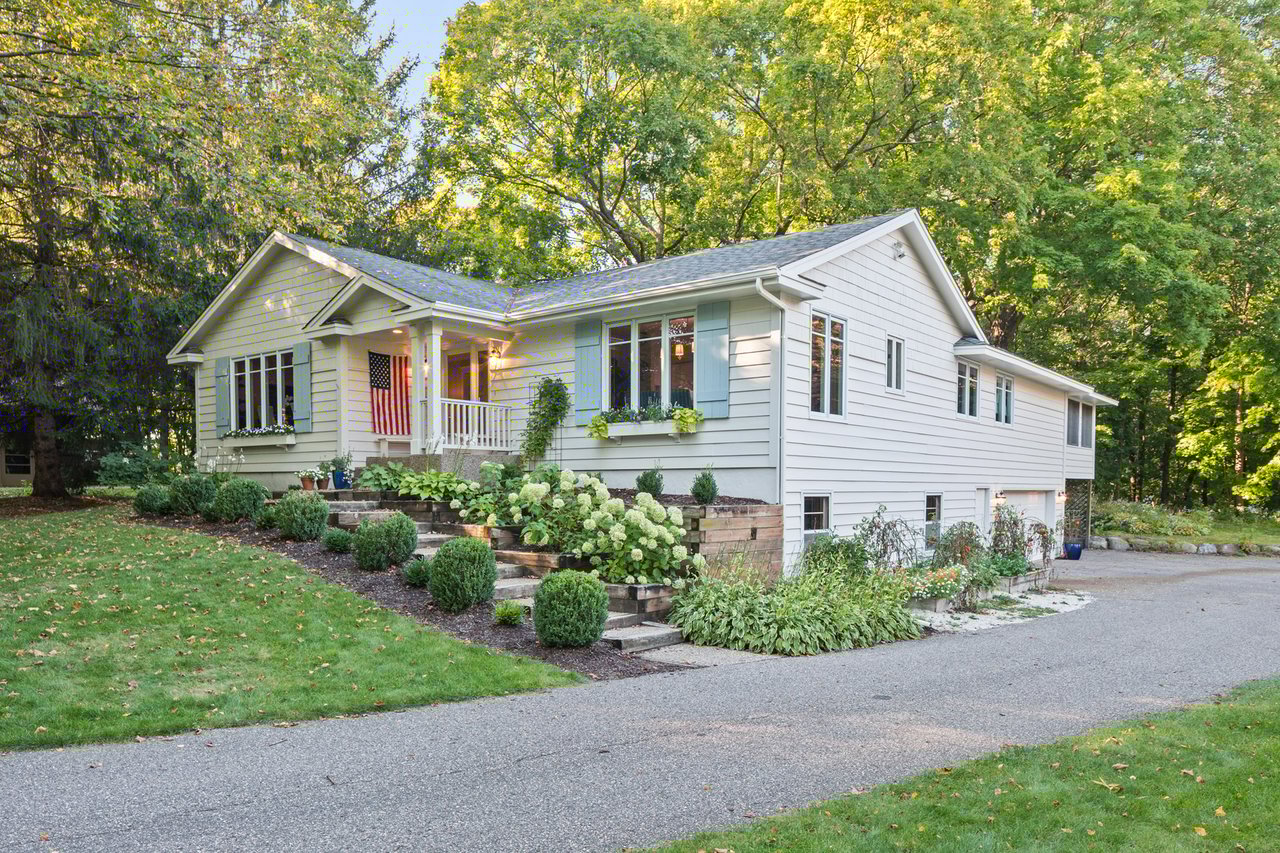 19670 Hillside Street | Deephaven