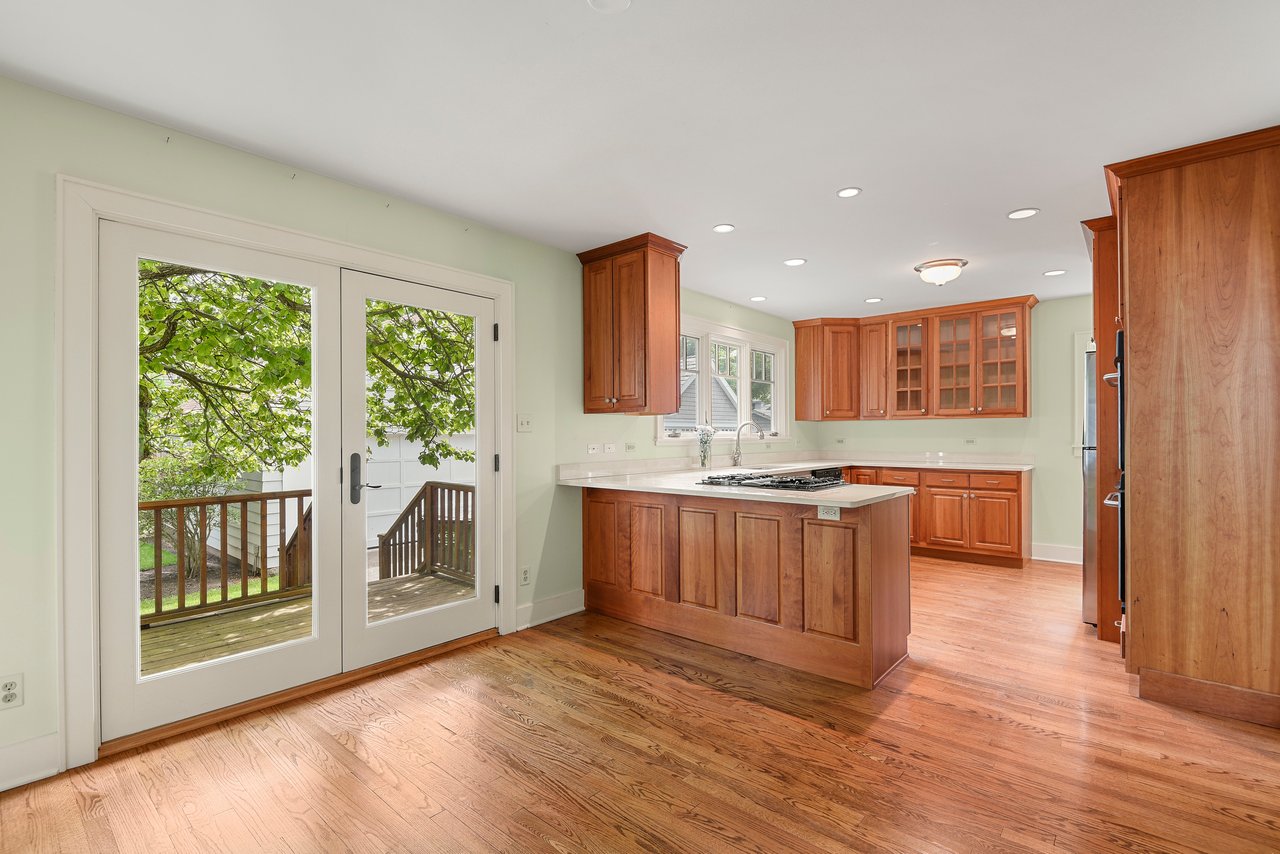 Close-to-Beach and Close-to-Town Living 