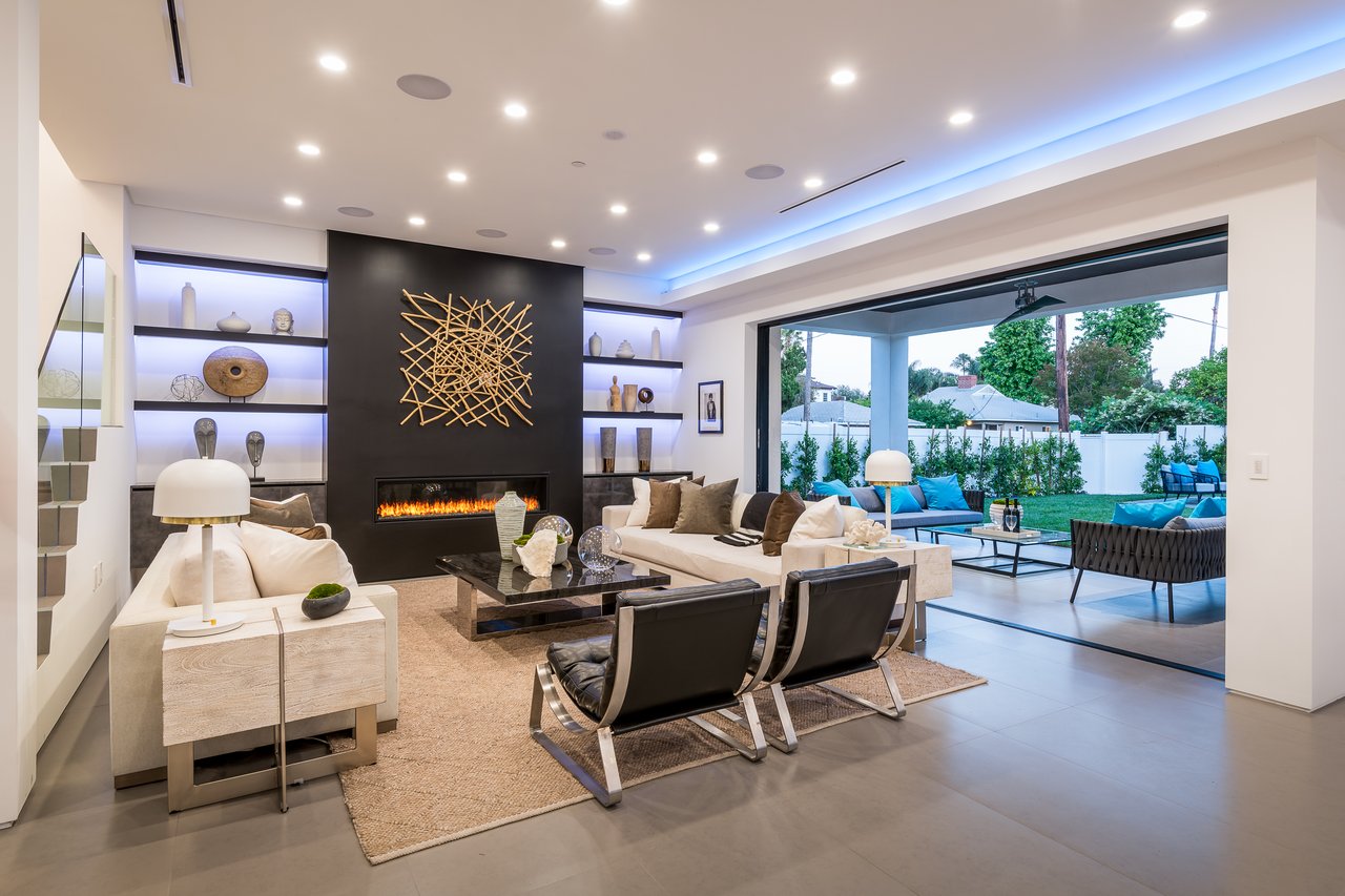 Stunning Modern Smart Home in Sherman Oaks