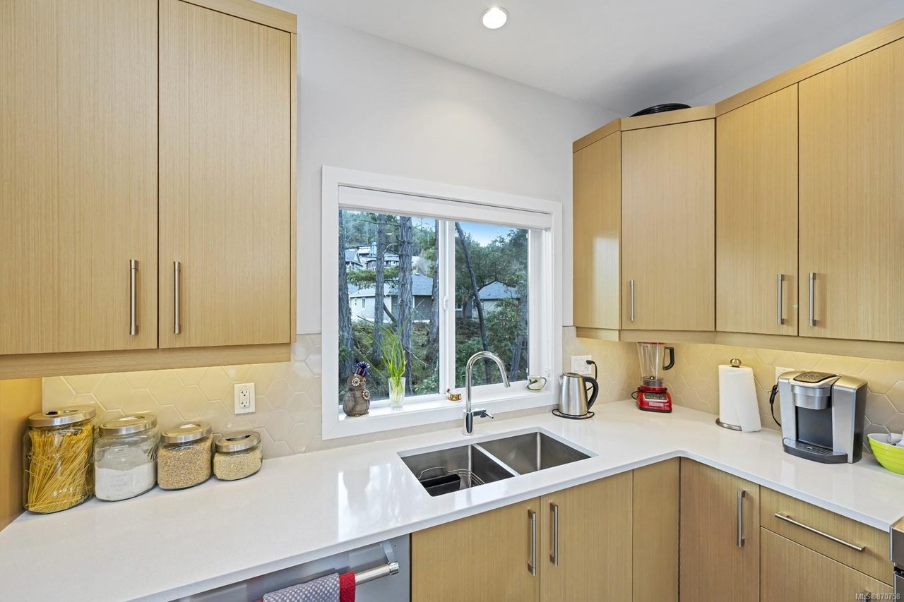 2214 Echo Valley Rise, Langford