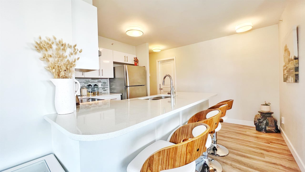 905-3438 Vanness Ave