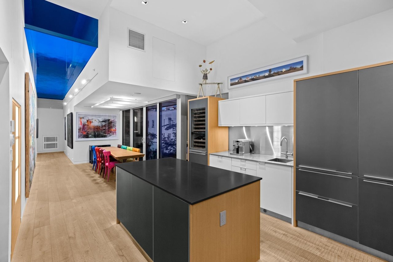 50-133 Keefer St