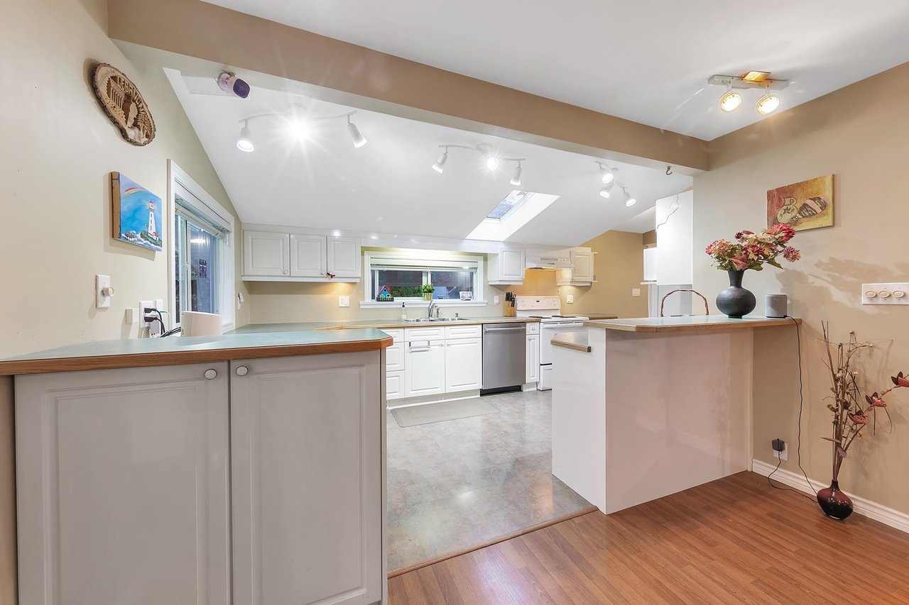 1650 Deep Cove Rd