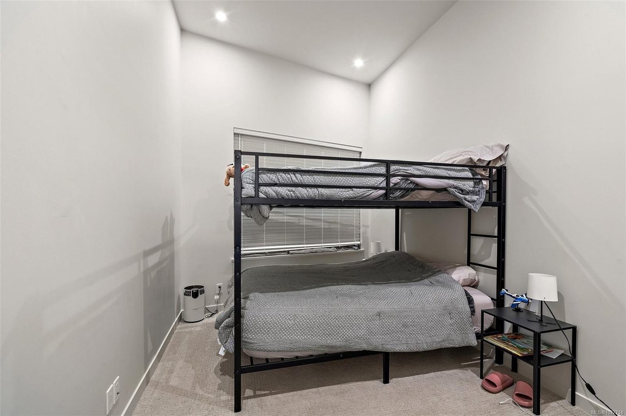 606-947 WhirlaWy Cres