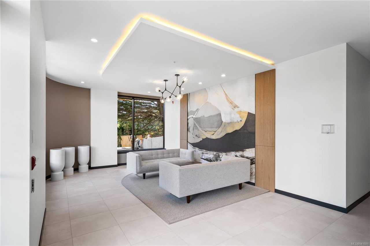 403-1018 Pentrelew Pl