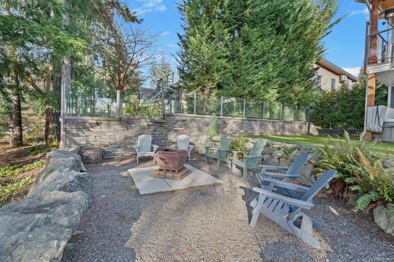 7364 Lakefront Dr, Lake Cowichan
