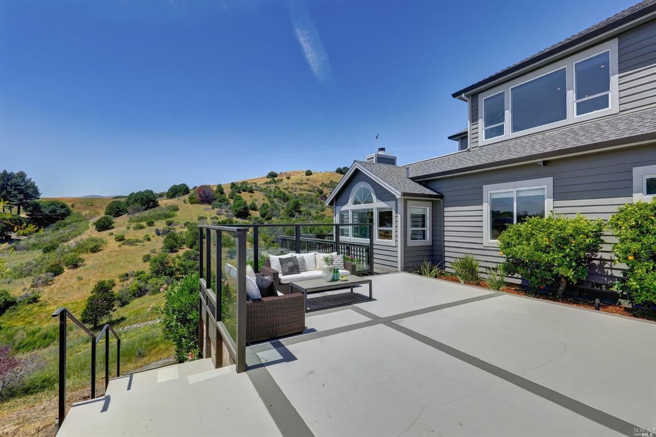 Contemporary Residence Adjacent to Open Space