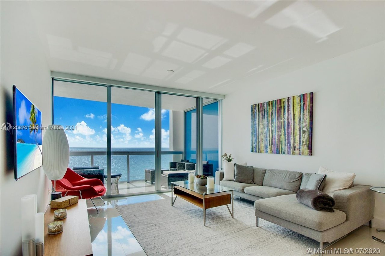6899 Collins Ave #806