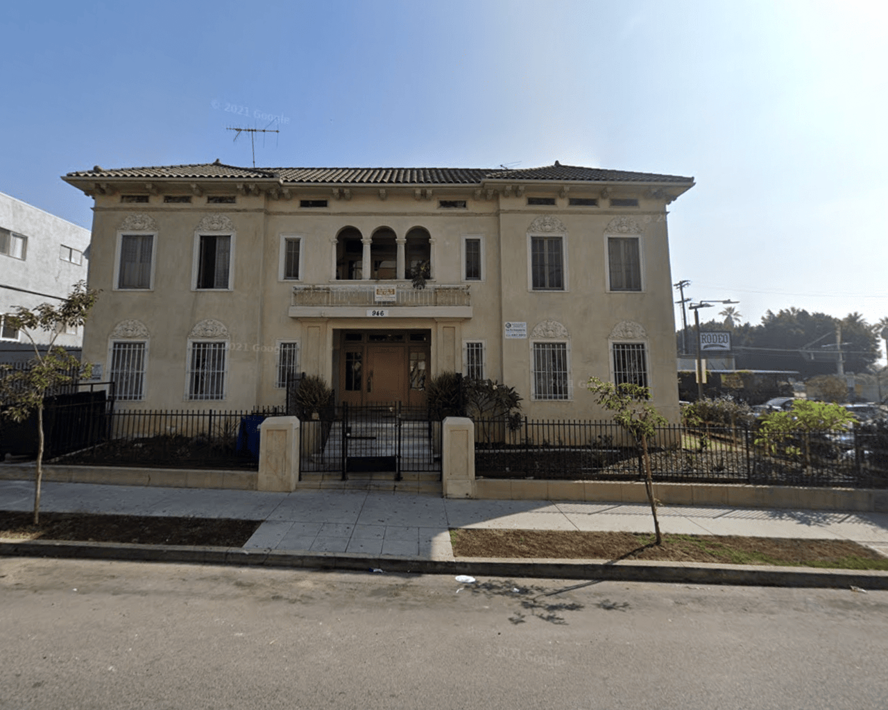 946 S Burlington Ave (27 Units)