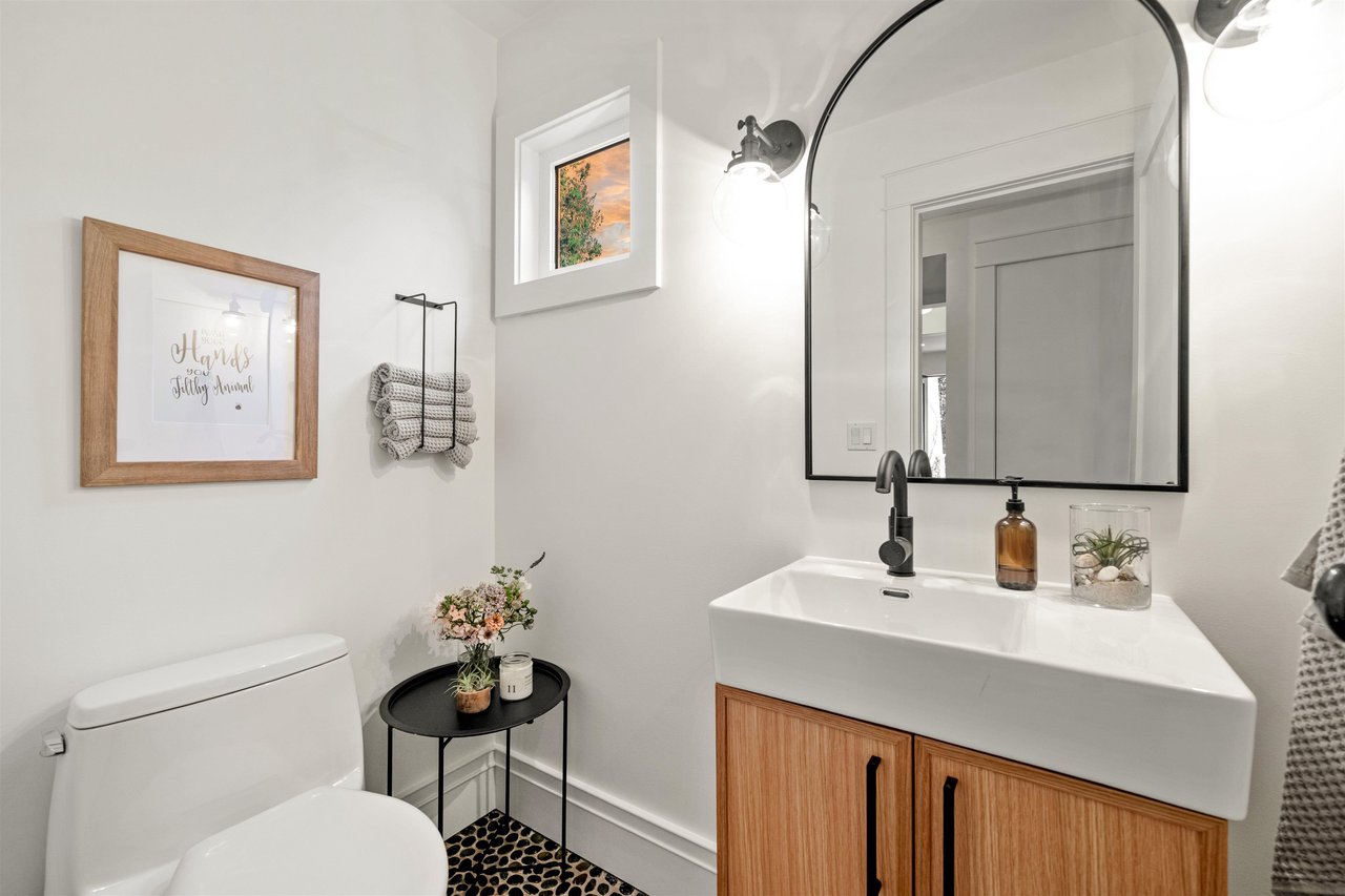 4365 Raeburn Street, North Vancouver