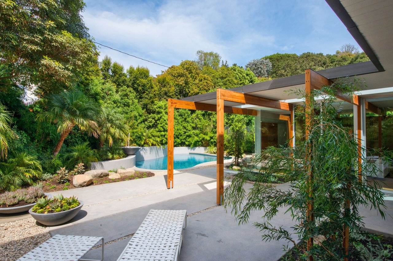 1710 Mandeville Canyon Rd