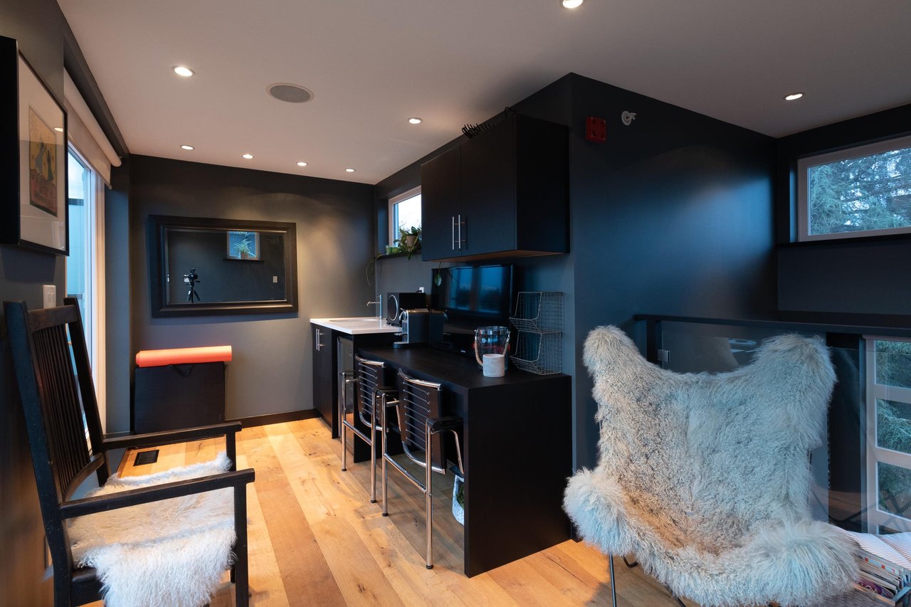 215 W 17th St