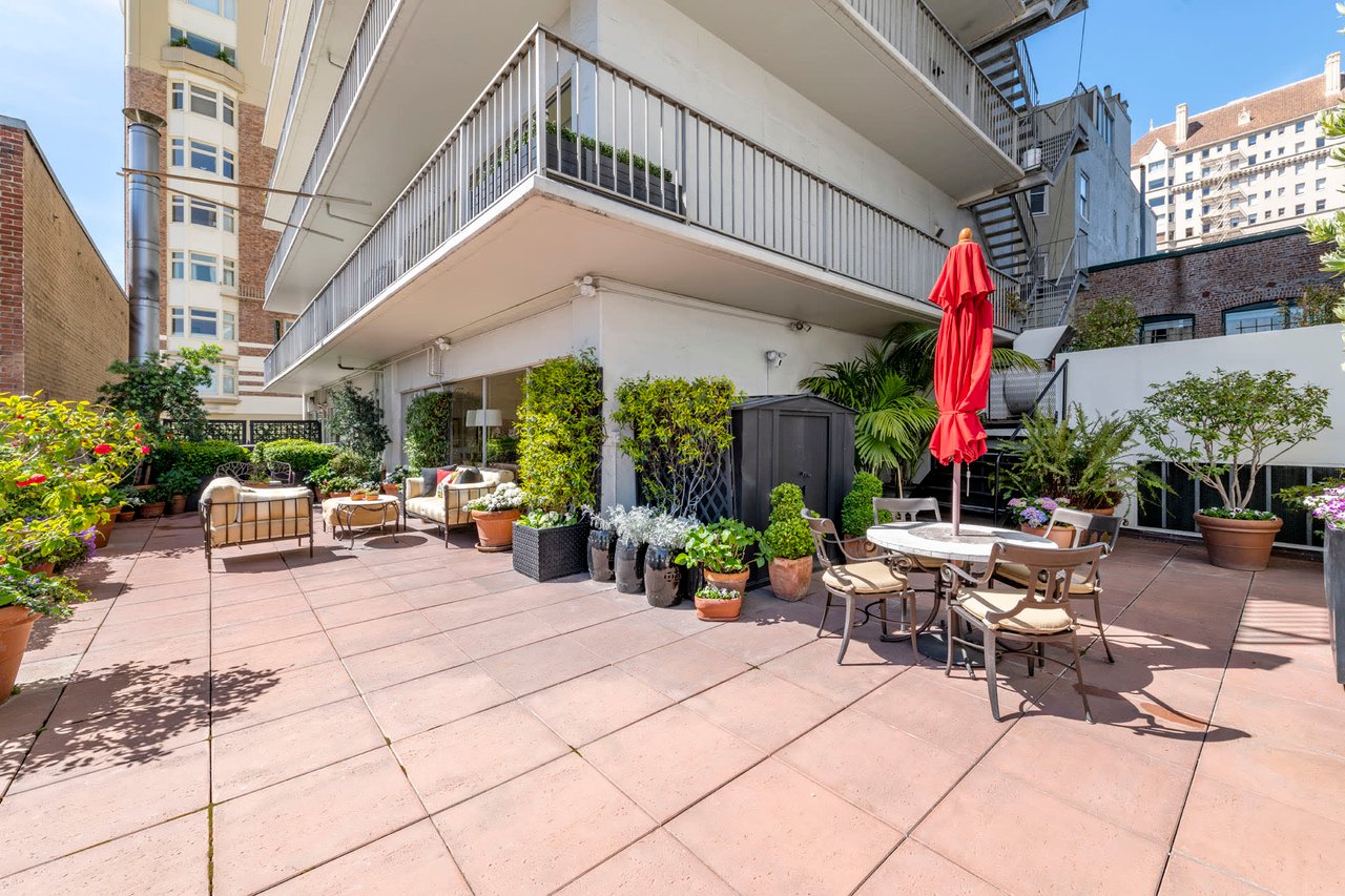 Indoor/Outdoor Living with a View