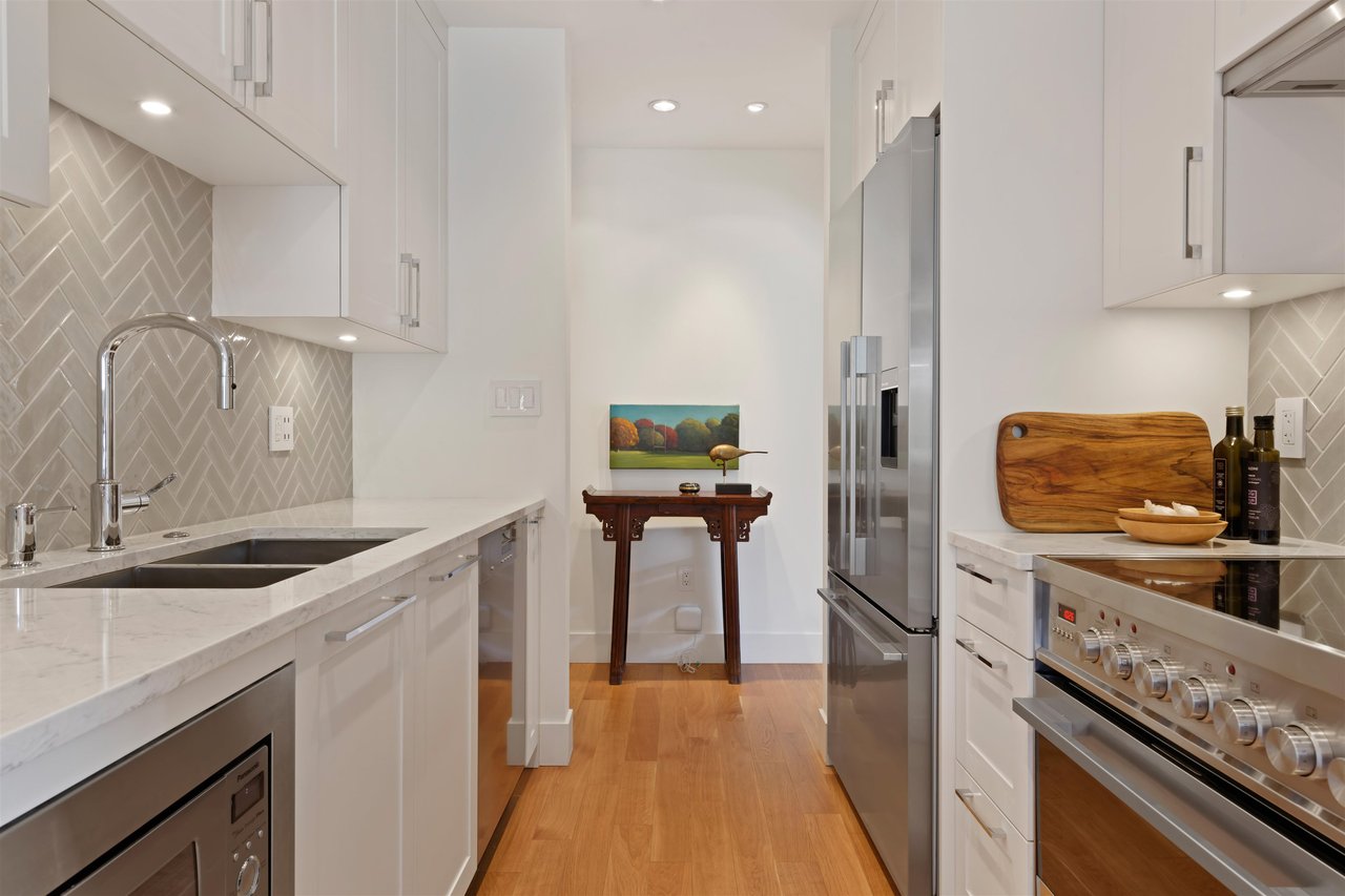 301-2255 York Ave