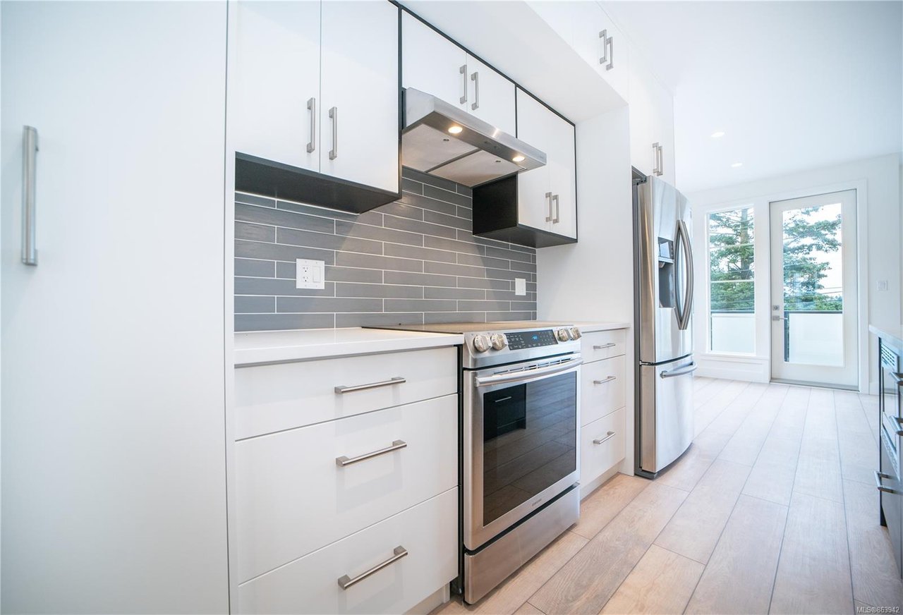 2-1052 Tillicum Rd, Saanich