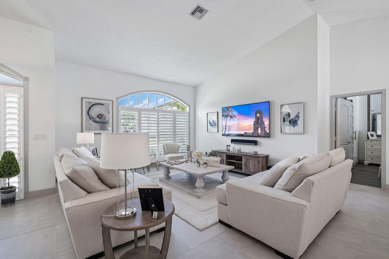 10223 Hunt Club Ln
