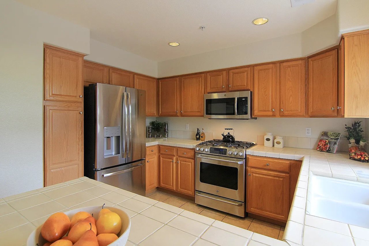 905 Coast Range Dr