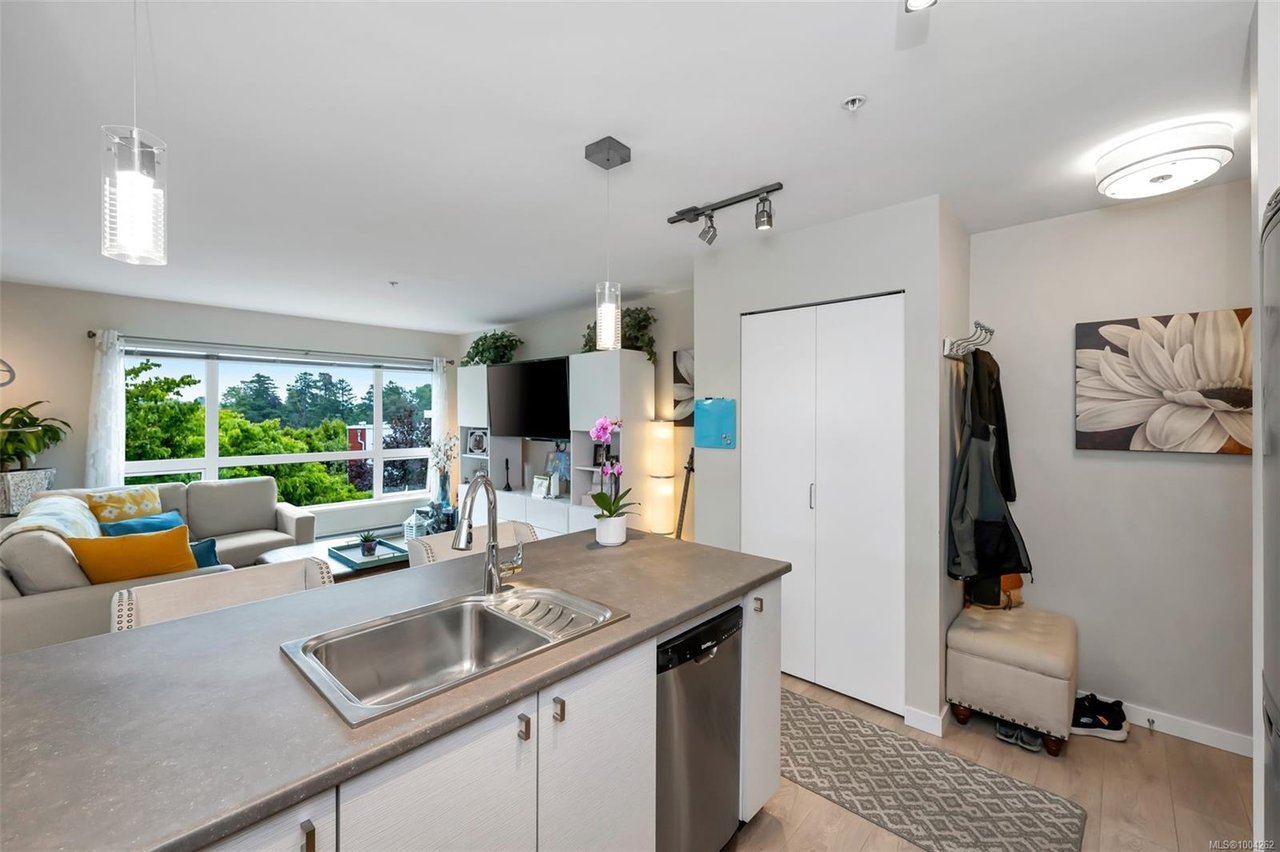 208-787 TYEE Rd, Victoria