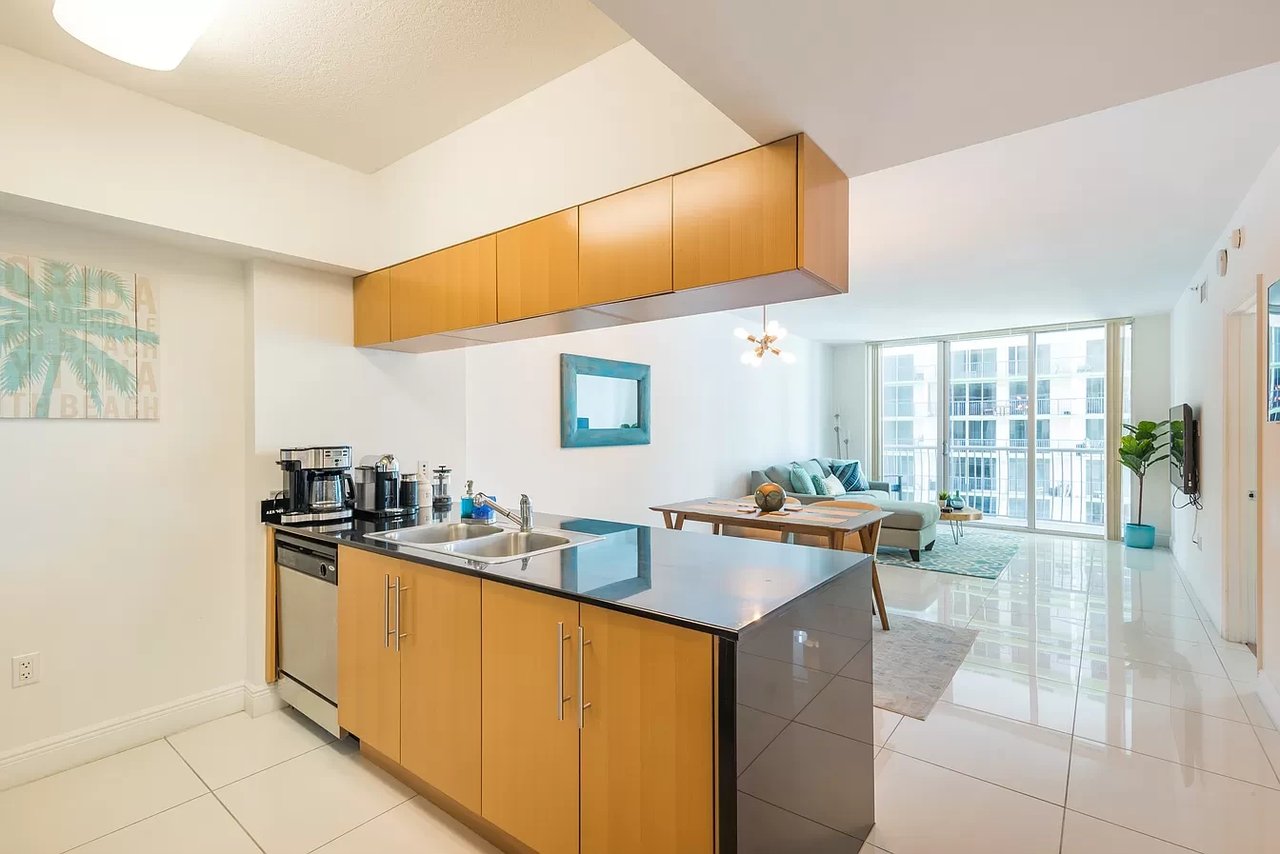 1750 N Bayshore Dr, APT 2005