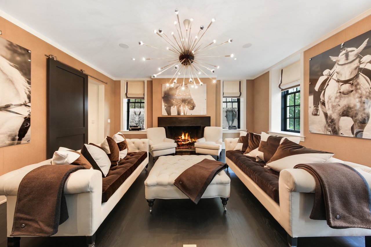 Romantic pied-à-terre in a vintage Gold Coast building 